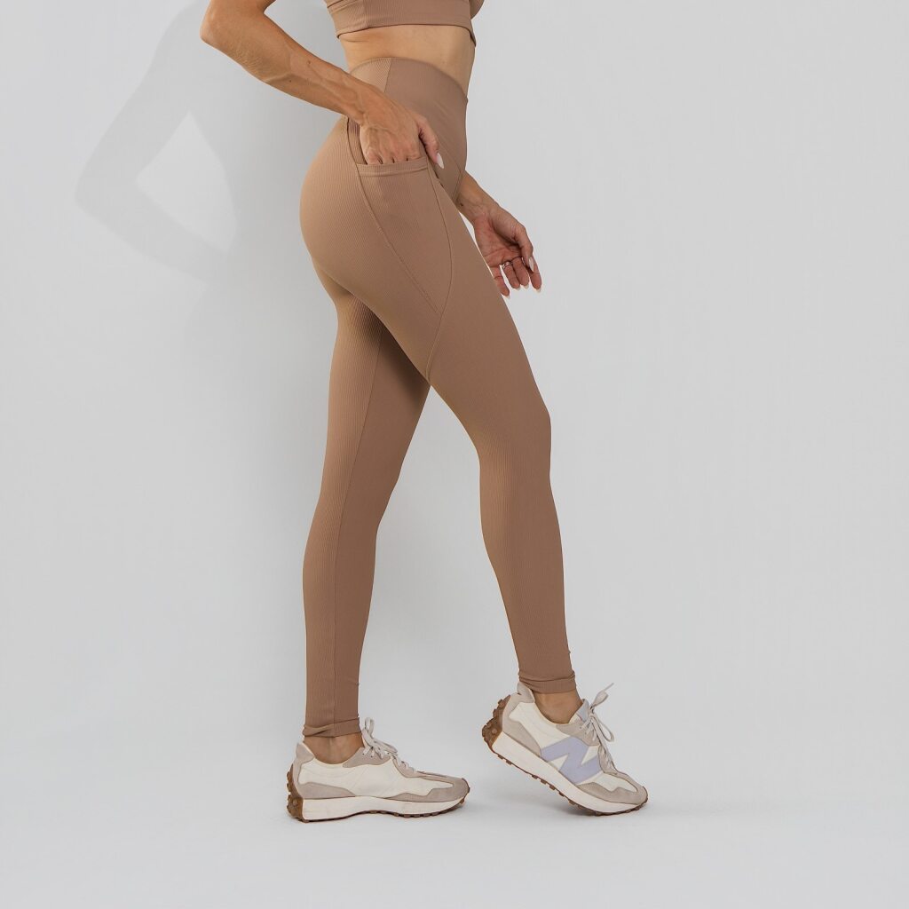Calça Legging Premium com Bolso e Recortes Tecido Texturizado Capuccino LG2388