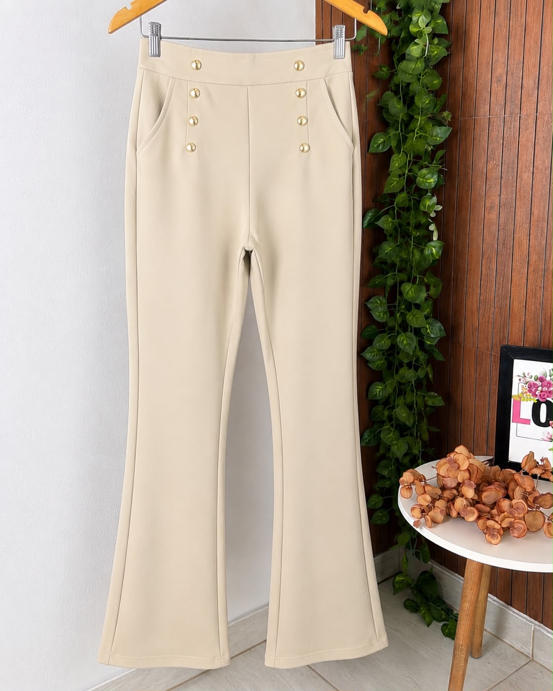 Calça Flare Feminina Cintura Alta com Botões Dourados