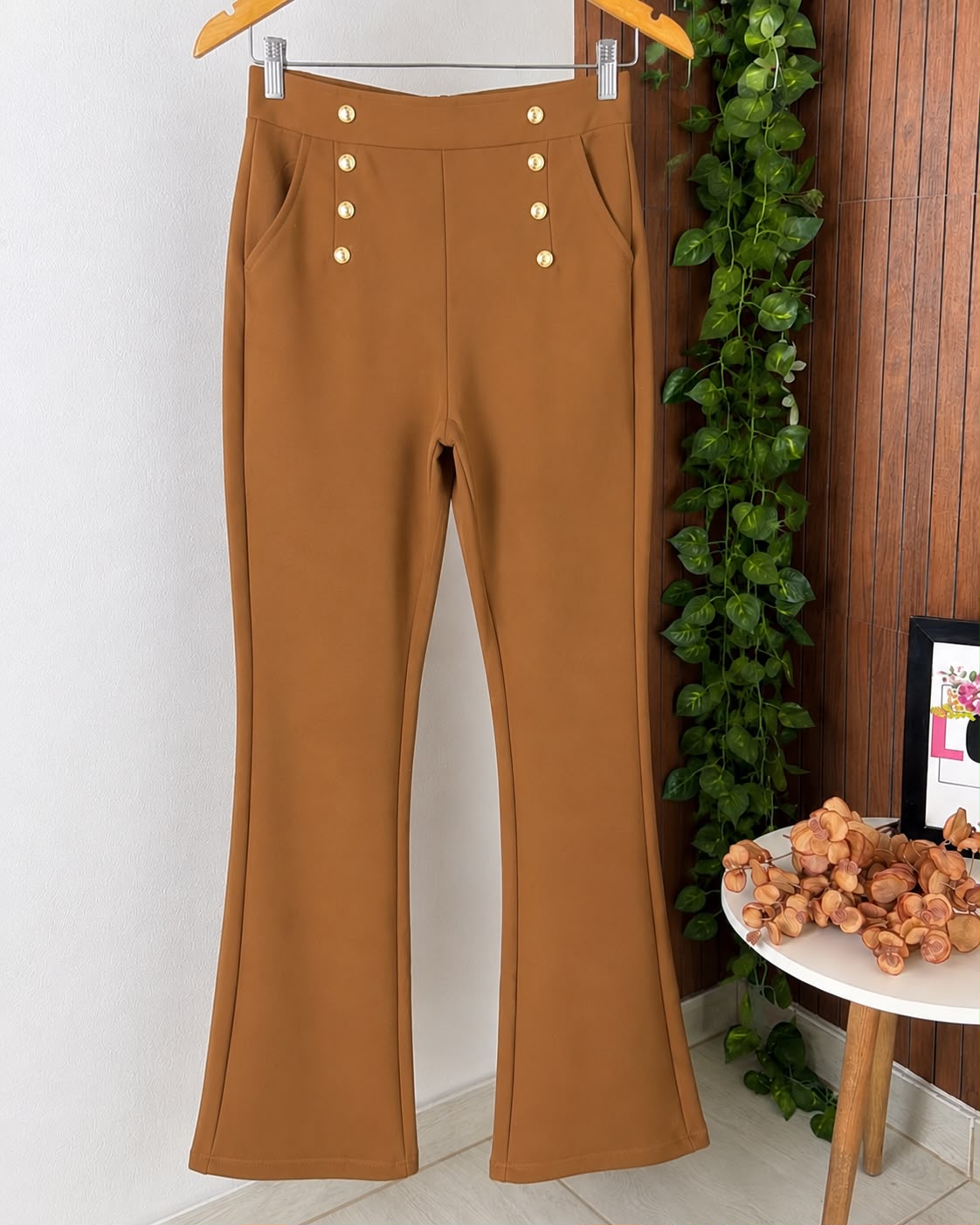 Calça Flare Feminina Cintura Alta com Botões Dourados