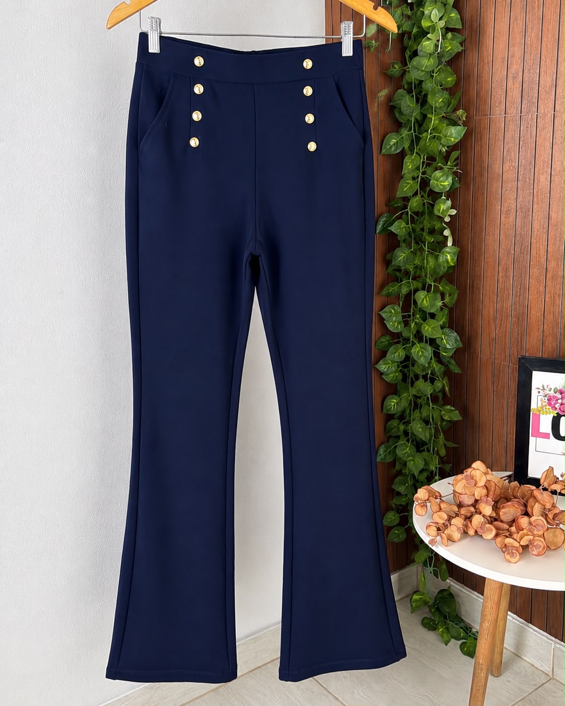Calça Flare Feminina Cintura Alta com Botões Dourados