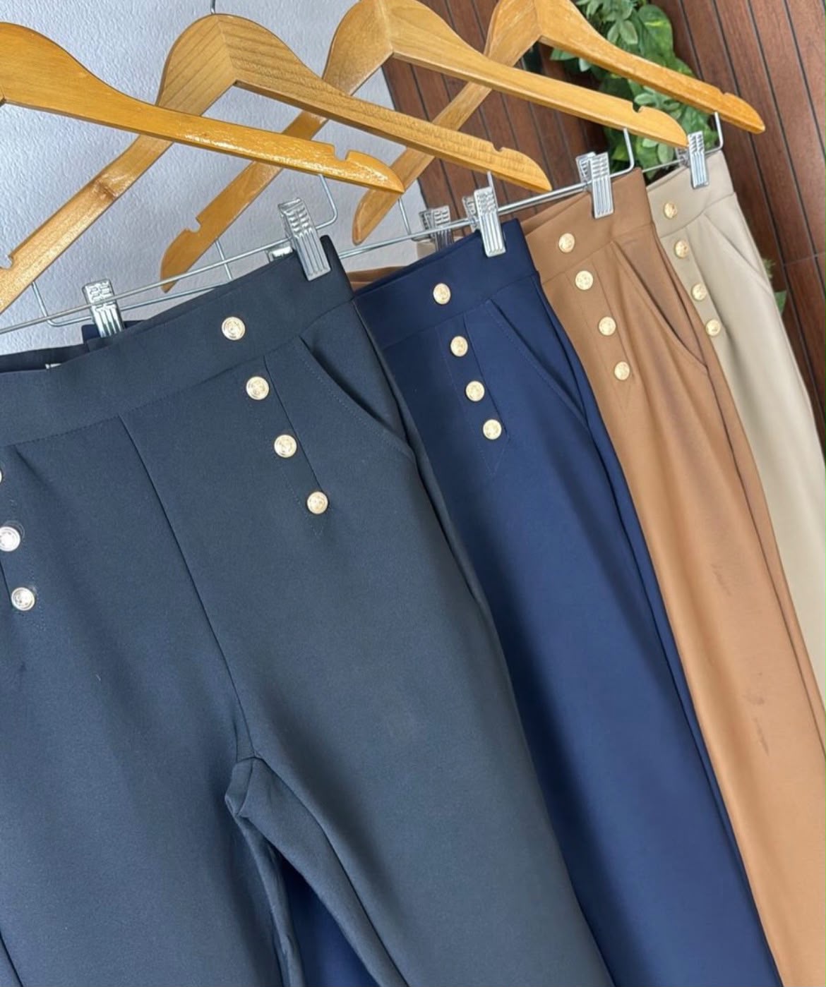 Calça Flare Feminina Cintura Alta com Botões Dourados
