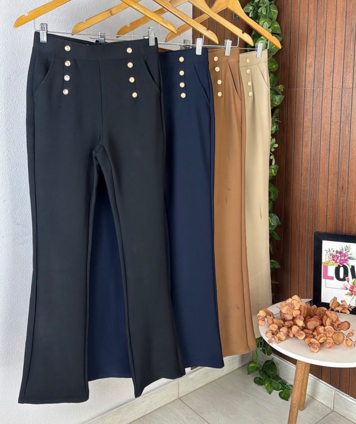 Calça Flare Feminina Cintura Alta com Botões Dourados