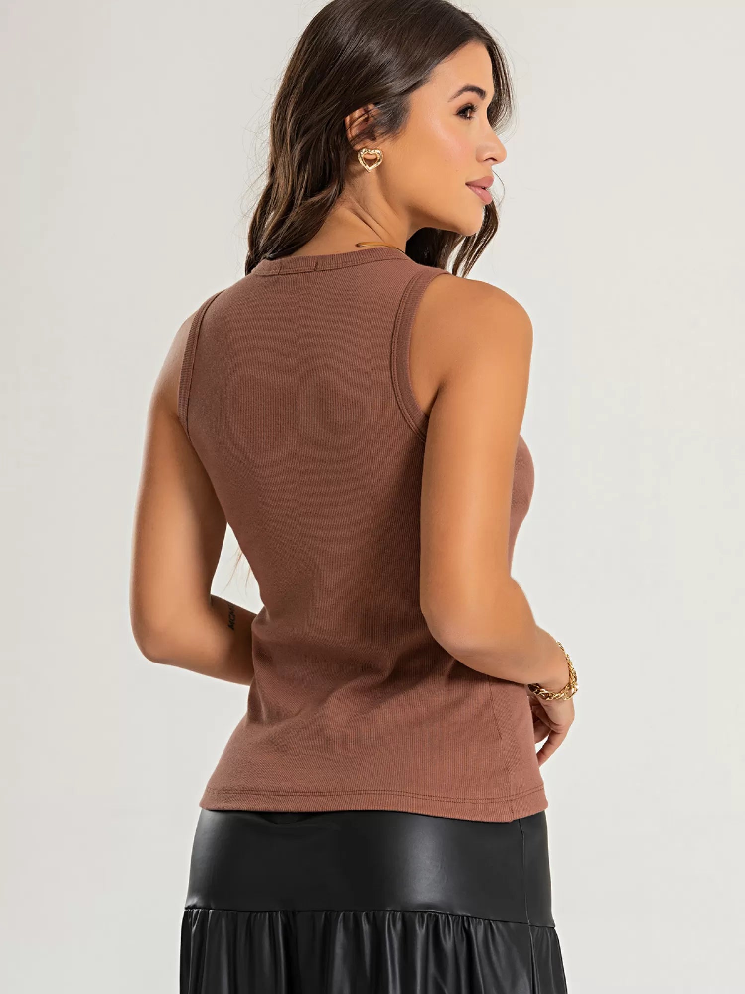 Blusa Regata Canelada 100% Algodão Helô Marrom Cacau