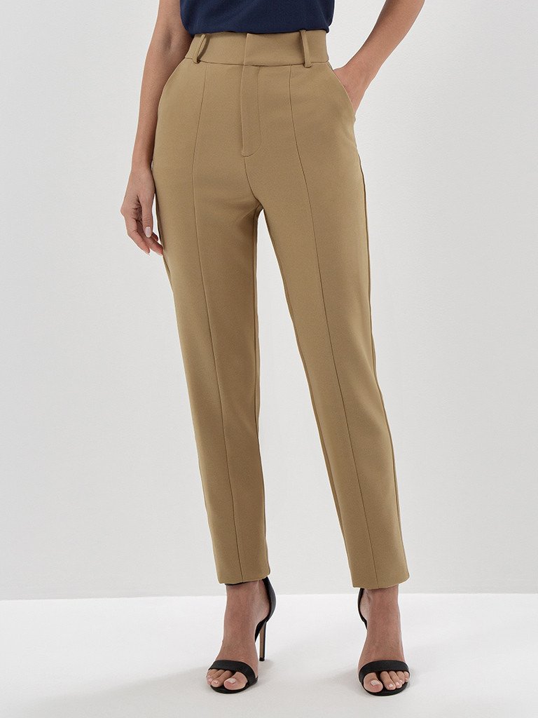 Calça de Alfaiataria Reta Slim Plus Size Mocha Mousse Giovana