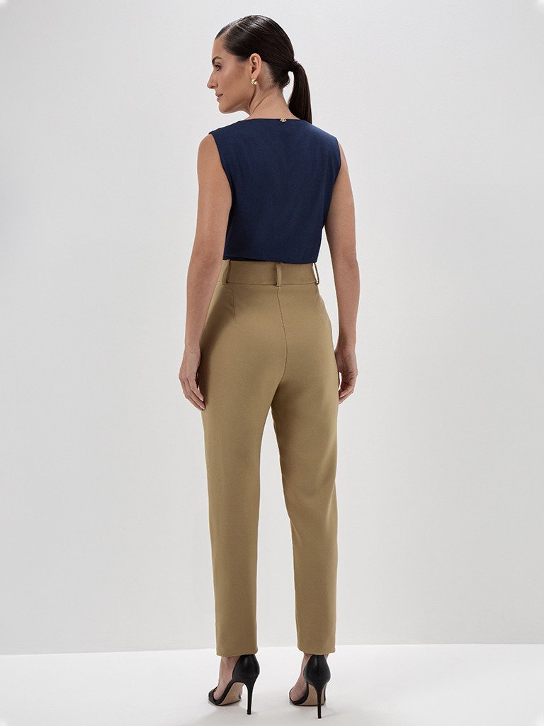 Calça de Alfaiataria Reta Slim Plus Size Mocha Mousse Giovana