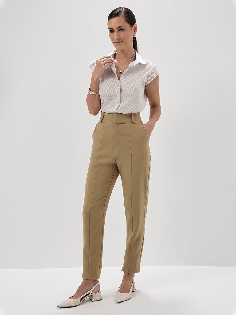 Calça de Alfaiataria Reta Slim Plus Size Mocha Mousse Giovana