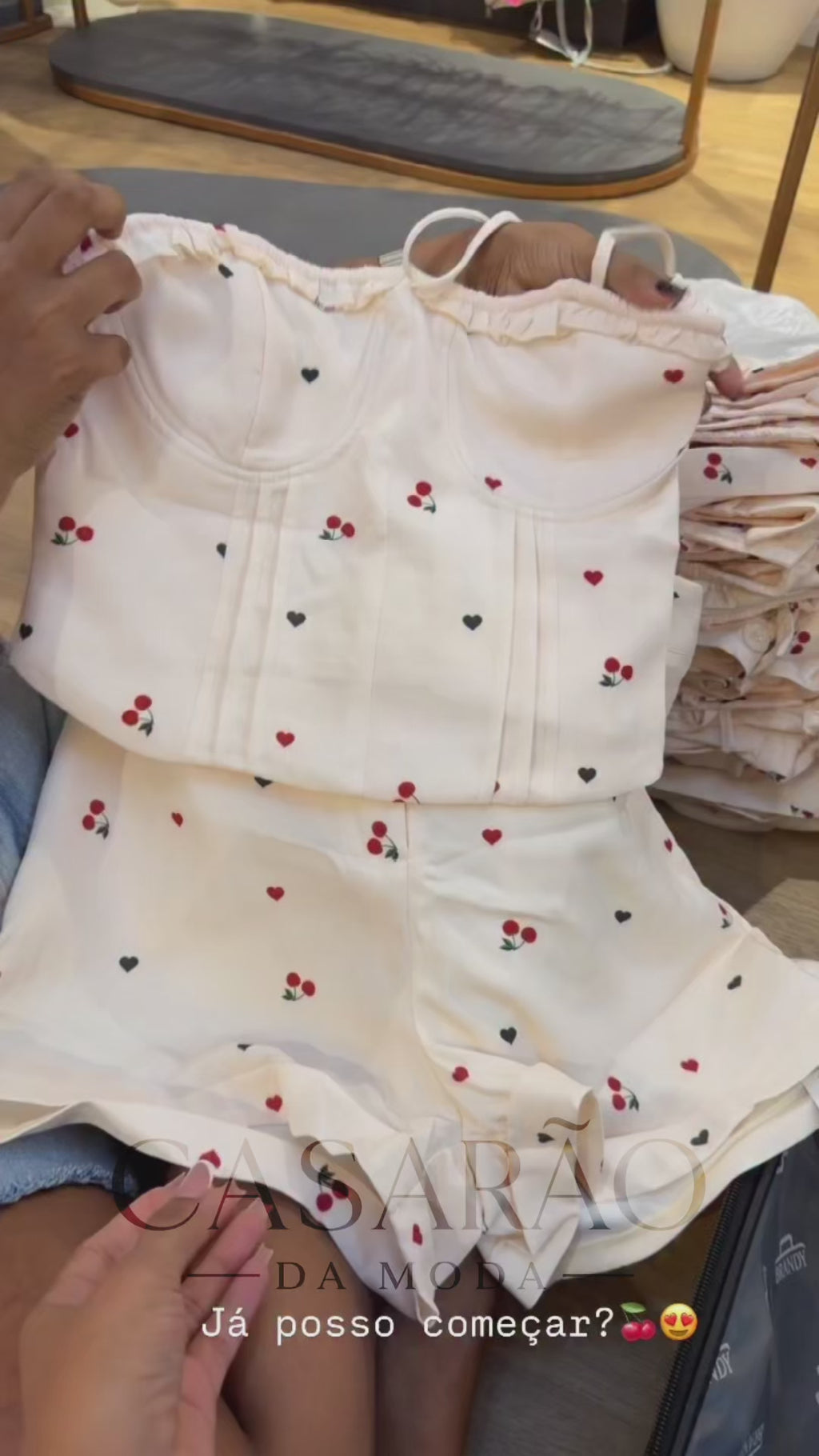 Conjunto Feminino Estampa Cerejas – Top Corset com Costas em Lastex + Short